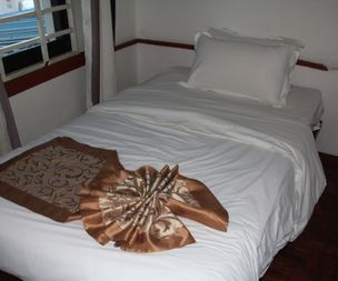Palm Beach Hotel - bed